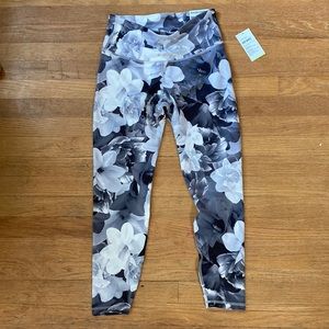 NWT Old Navy Elevate 7/8 Leggings
